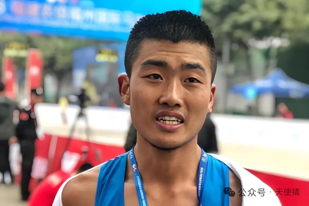 他曾是无数草根跑者的天花板，福建马拉松一哥——钱鼎彬。
 
无专业队、无教练，全