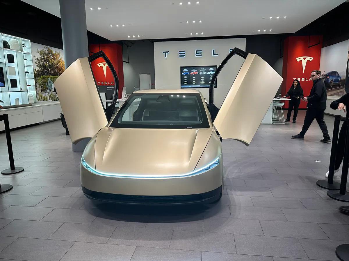 特斯拉的新车 太帅啦，马斯克真是天才也。