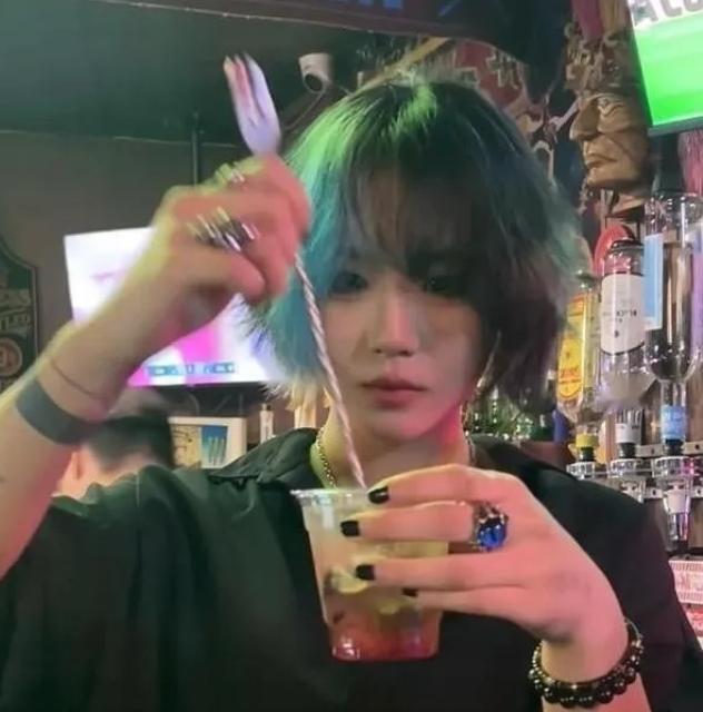 窦唯那闺女跟着妈租房子住，白天写歌晚上去三里屯酒吧调酒。有节目找她，她不去，不想