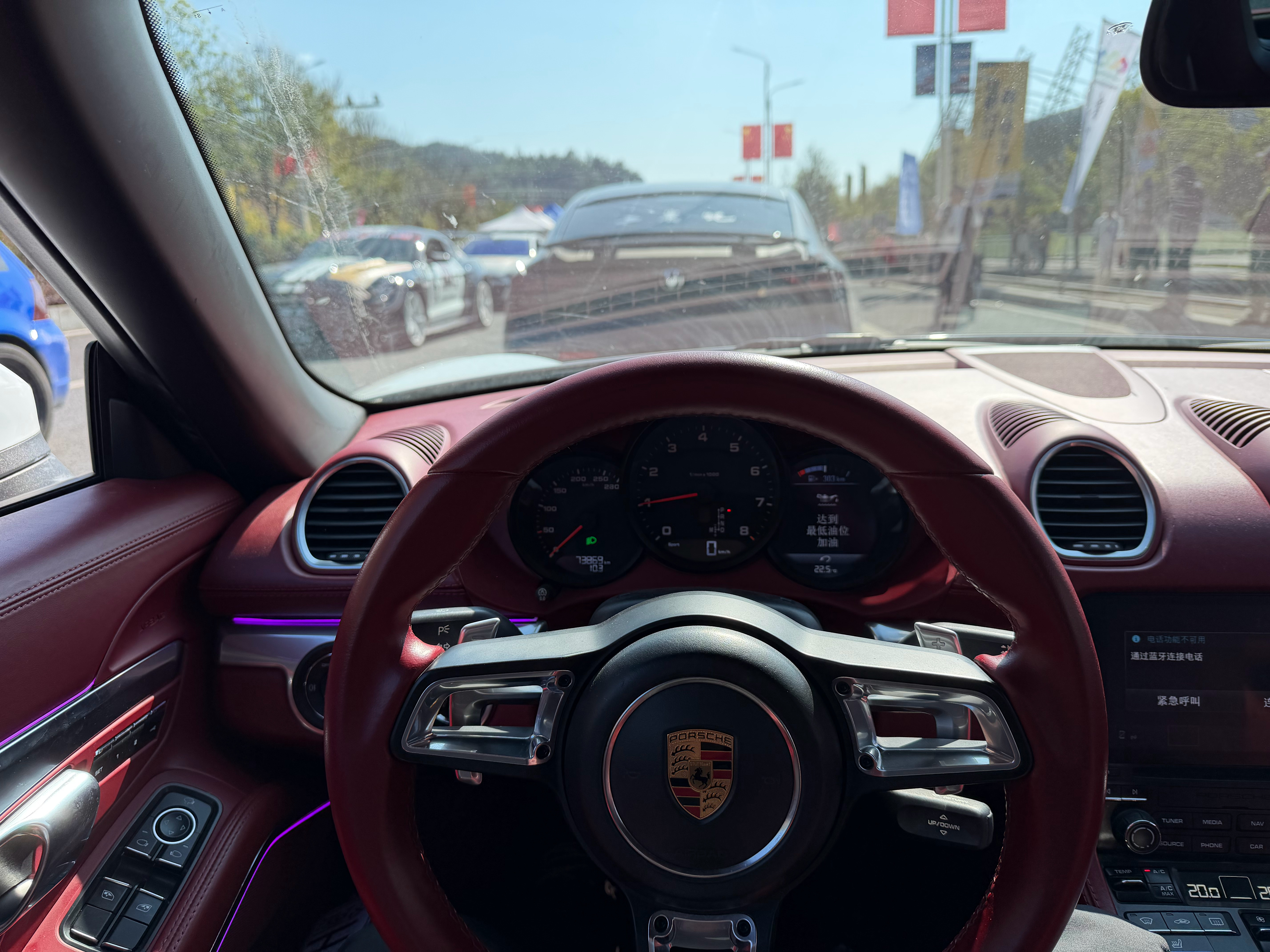 我开着保时捷718来参加这个灵活度，今天稳了。的氛围是真的好，各式各样的车，关键