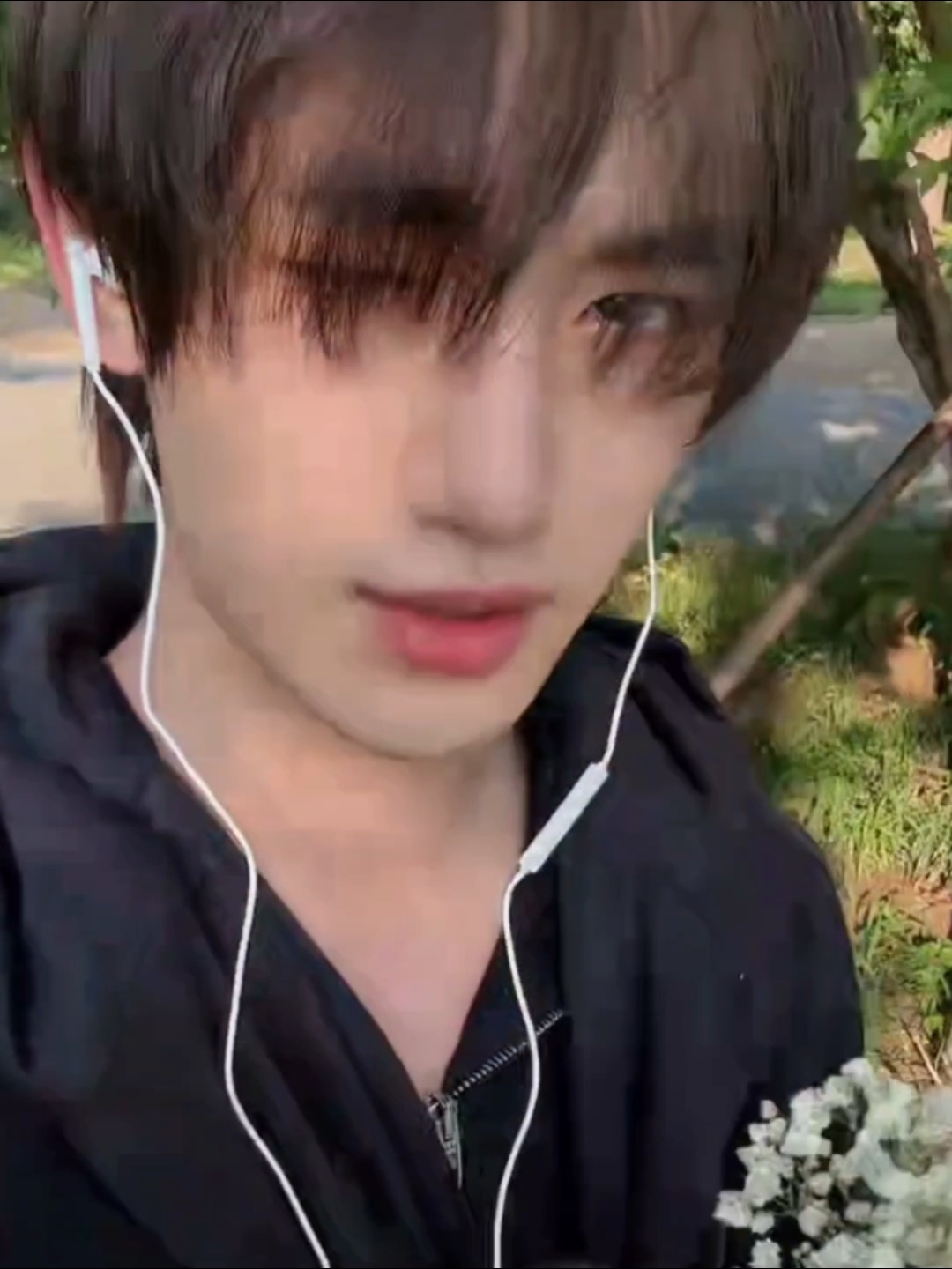 “光太大了，我都看不见泥焖了🥺”撅小鸭嘴 