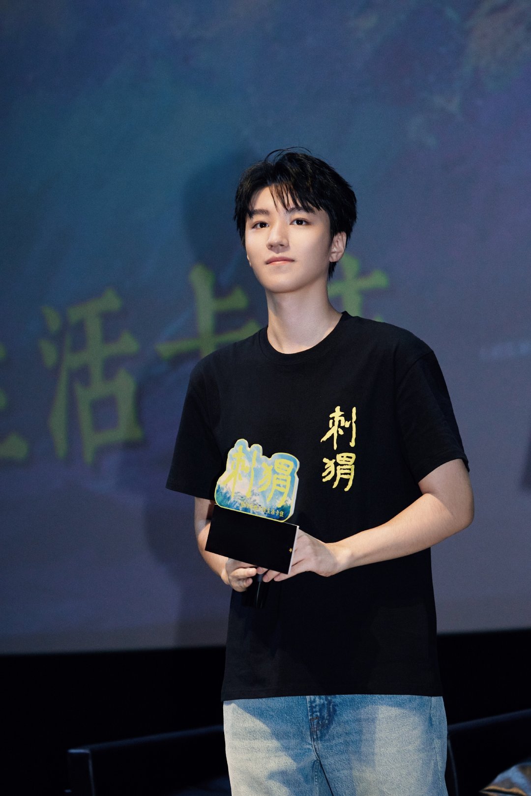 #王俊凯[超话]#没有人规定一朵花必须长成向日葵或玫瑰 我的意思是没有人可以定义