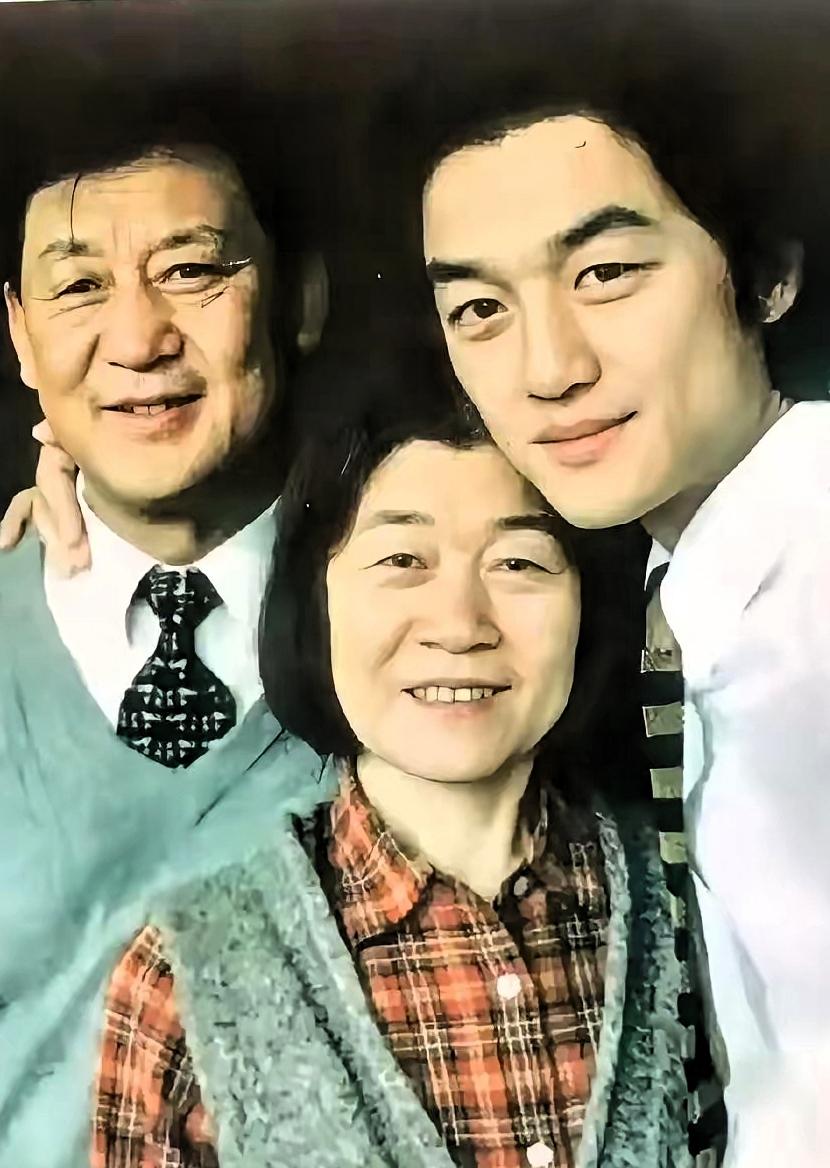 不查不知道，
一查才发现，
李亚鹏的母亲远比我们看到的更厉害！83岁高龄开车送儿