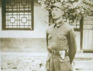 1938年，邓华奉命前往平西开辟根据地，要带走一分区的第三团。一分区司令员杨成武