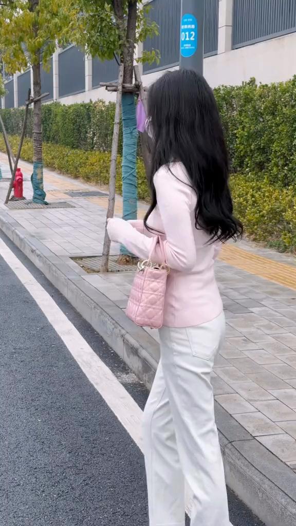 红袖添香夜，月色入梦来。