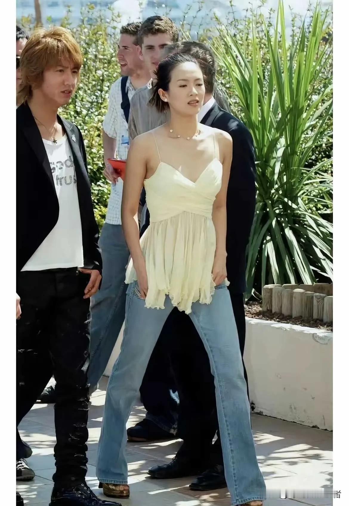 章子怡和木村拓哉在一起这是紧张了吗？这照片好多年了，如今都成了中年人。
章子怡那