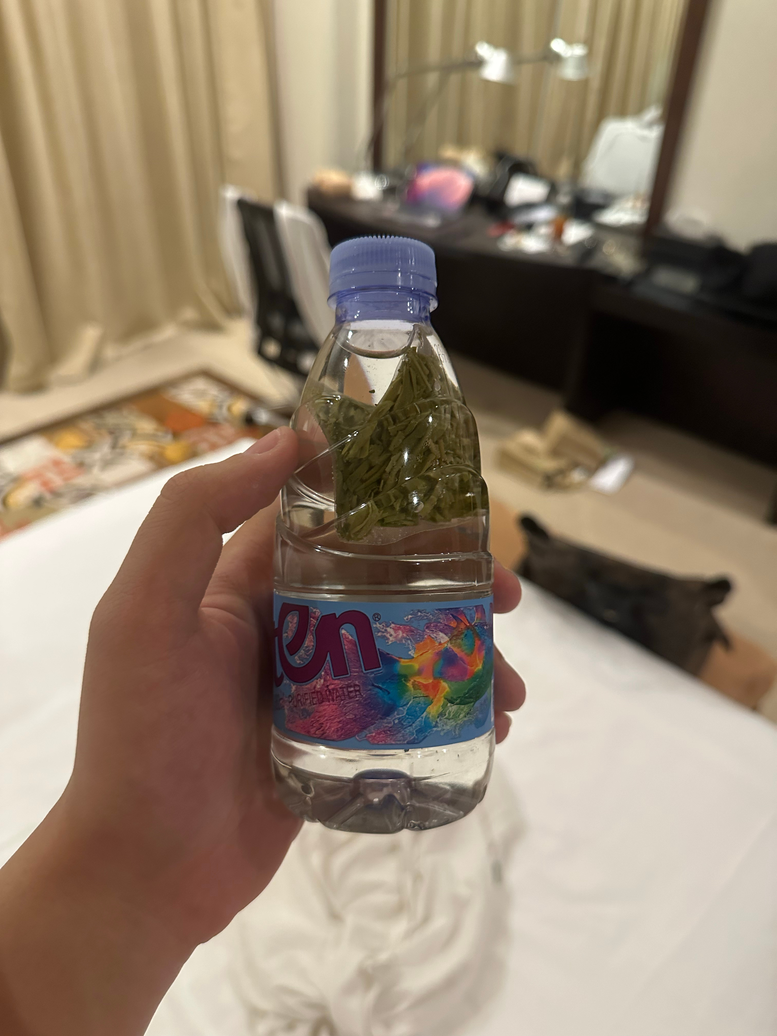 出差想喝口儿怎么整？ 矿泉水+茶包，放进冰箱，解锁冷泡茶一瓶[doge] 出发成
