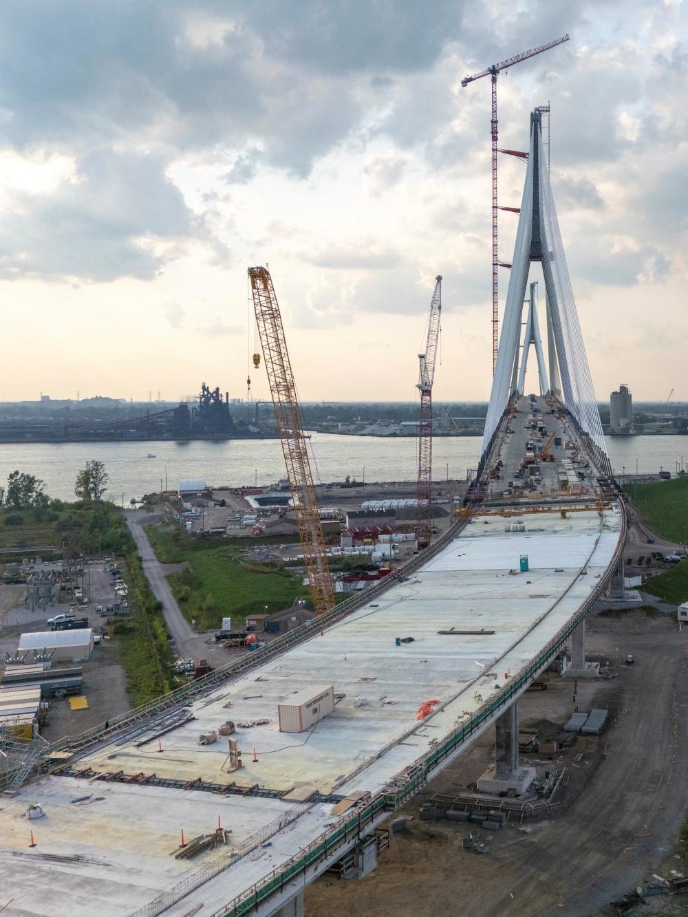 【特朗普9日威胁称，他将阻止连接美国和加拿大的戈迪·豪跨国大桥建成通车，并要求其