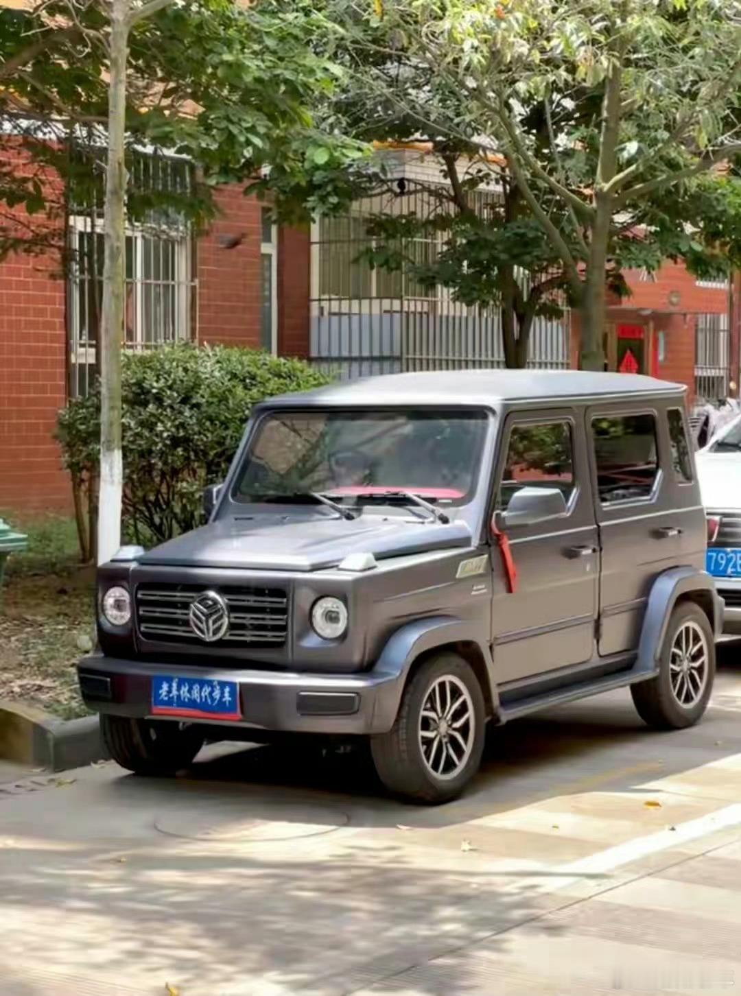 女主持人被老头乐撞倒离世老年代步车是机动车的畸形发展，必须加以管控很多人仗着老代