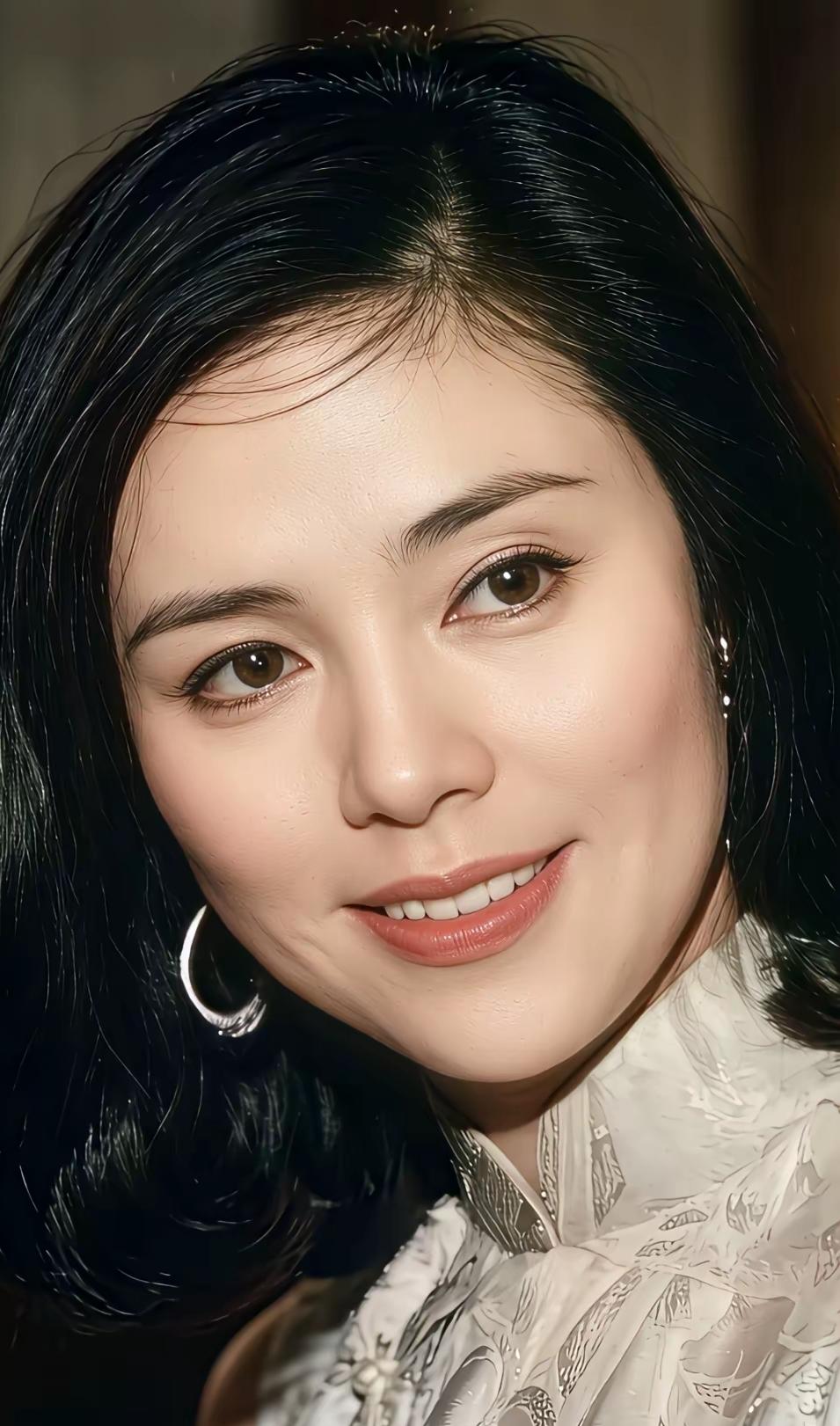 流金岁月✨归亚蕾的时光印记
 
年轻时灵动温婉，初代琼瑶女郎惊艳荧幕；中年端庄大