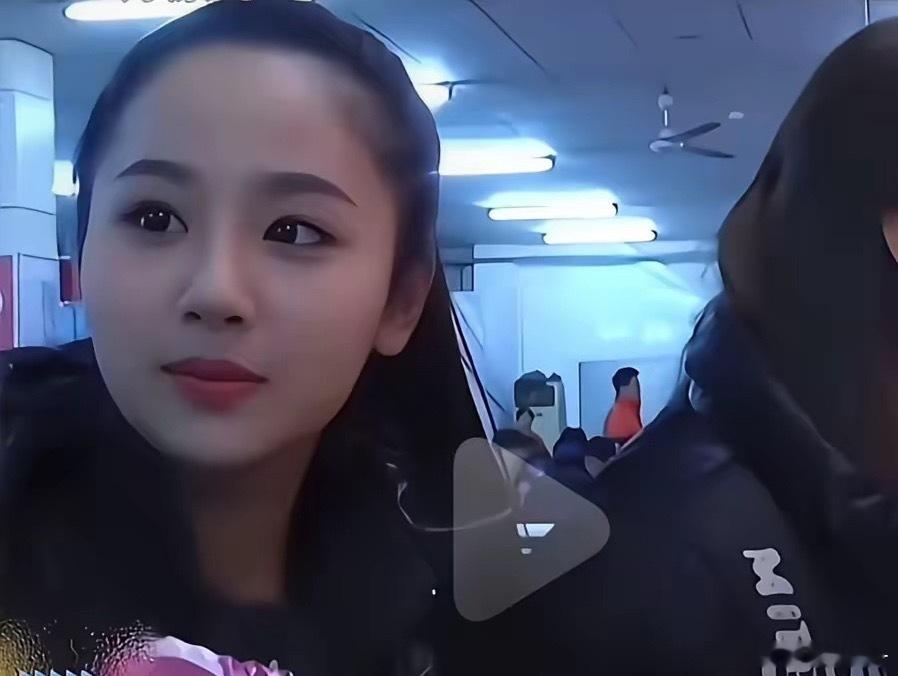 刷到杨紫大学时期的采访视频，真的有被狠狠惊艳到了! 
