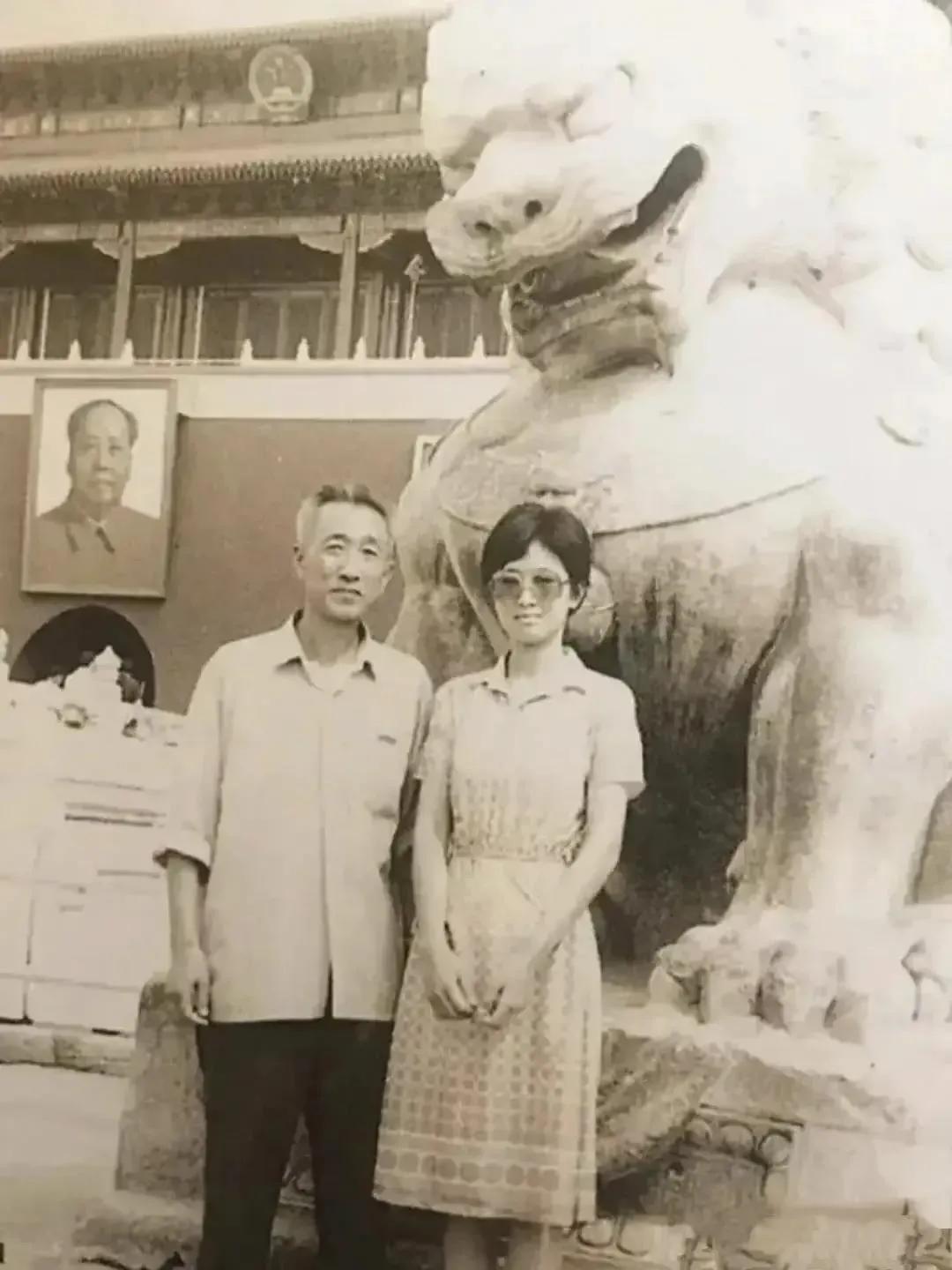 学生时期的巩俐和父亲的合照