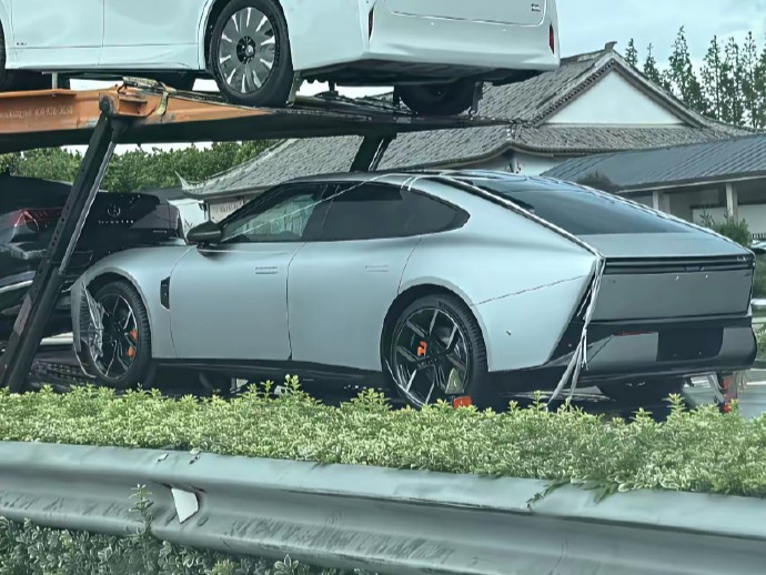 新P7谍照，这个屁股难道是在致敬Cybertruck？大v聊车 ​​​