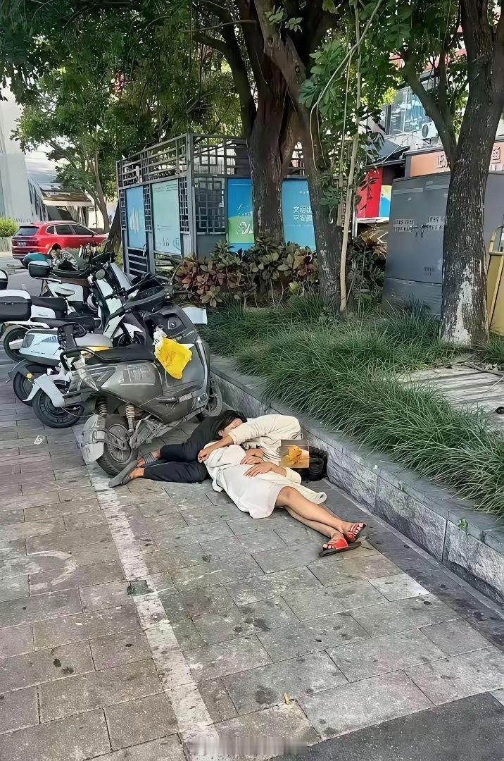到底得要有多爱，才能让女的这么陪一个男的吃这种苦呀。 