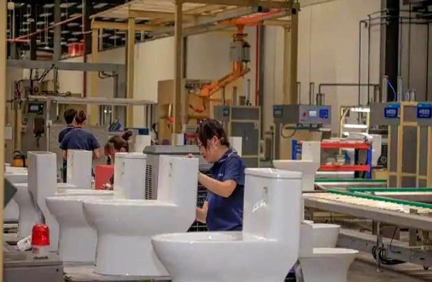 以前美国人从中国买一个马桶200美元，现在从越南买一个230美元，美国人很兴奋，