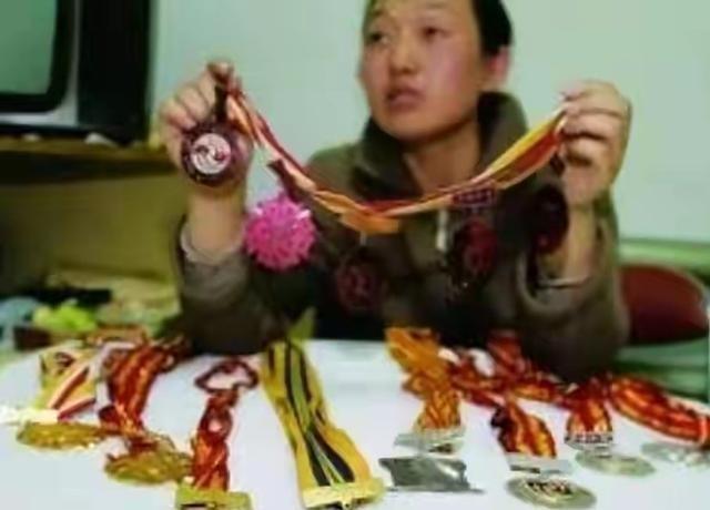 她为国拿下9枚金牌，却被黑心教练下药终身不育，如今终苦尽甘来。
邹春兰1971年