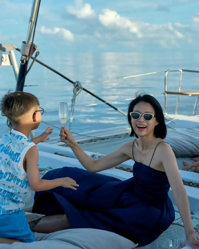 她真的比佘诗曼还厉害！连生了三个儿子，如今一家五口跑到马尔代夫旅游。这贵妇生活，