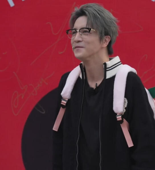 薛之谦长火疖子了薛之谦嘴怎么了直播的时候看到薛之谦嘴边贴着创口贴，原来是因为上火