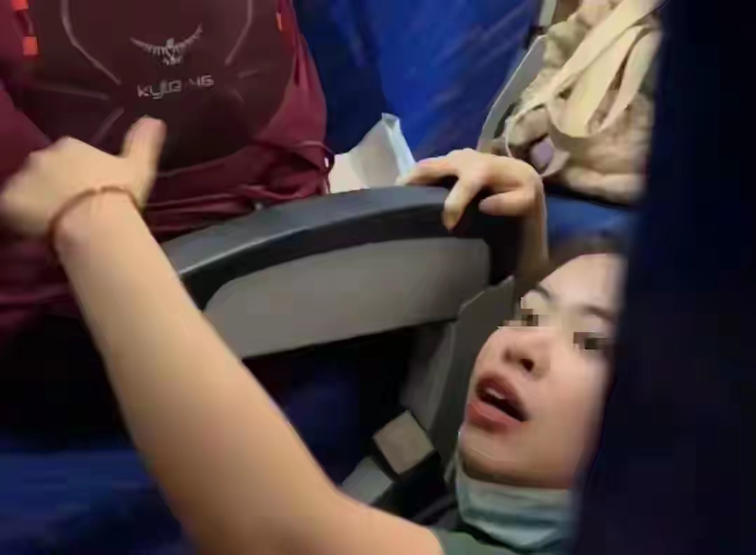 后续来了！南航上被围殴，坚决不和解：“孩子小”不是作恶的盾牌就因为在飞机上说了熊