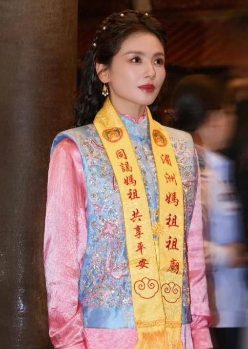 刘涛出演妈祖连掷三次圣杯，天降霞光被称天选之人，十几年虔诚结缘妈祖文化。

这事