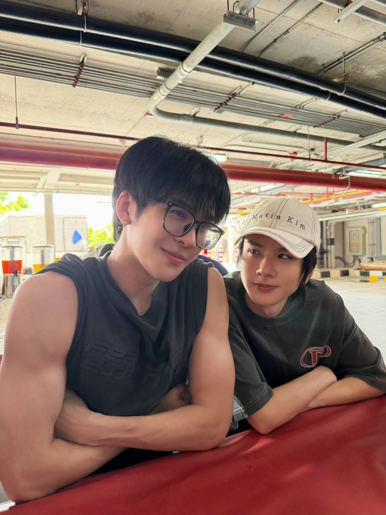 我们小情侣就这样萌萌的带着体型差出现完完全全可以锁怀里的体型差 