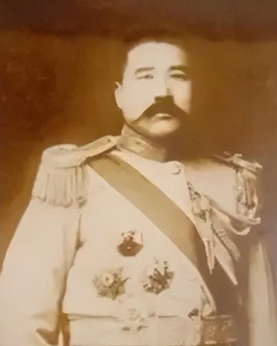 张宗昌发现妻子与一个瘸子通奸，气得火冒三丈，提起枪就要发作，突然间他意识到不能打