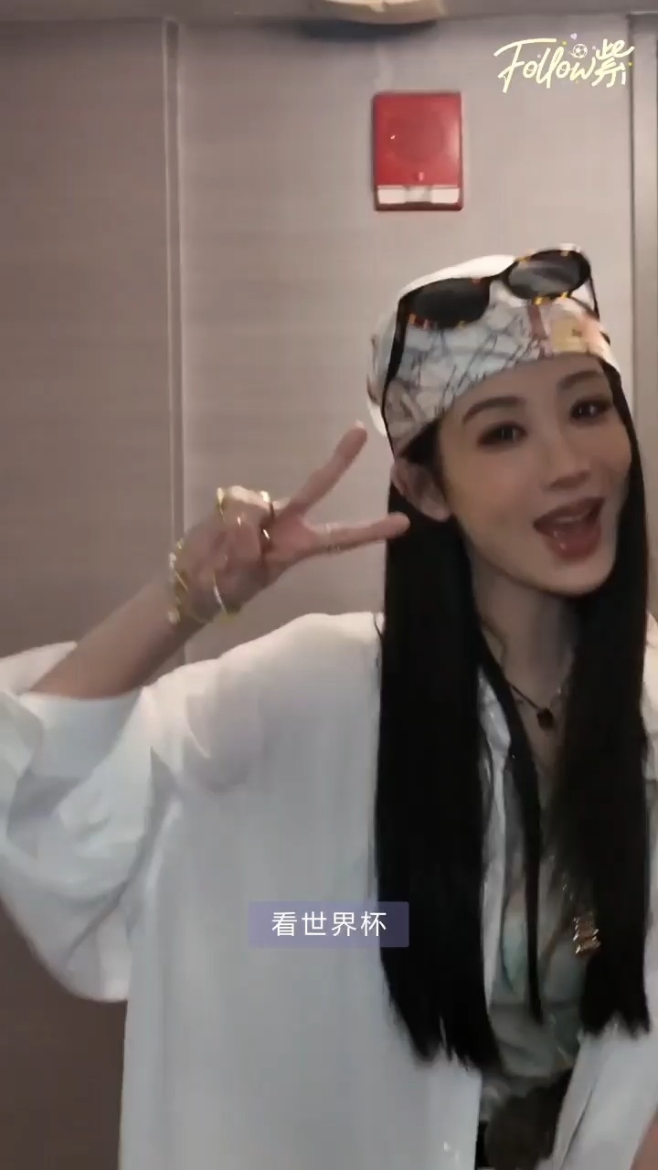 星星坠入海里，糖果掉进梦里，而你在我心里。杨紫全网告黑