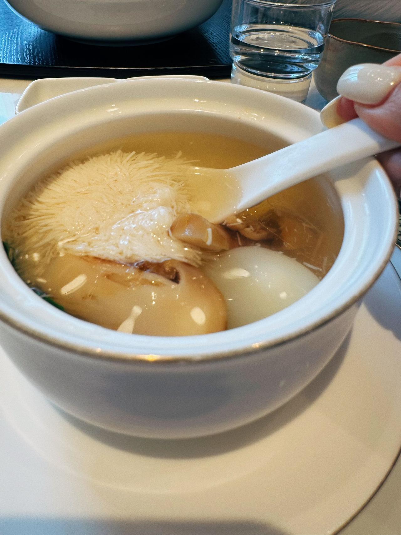 来上海出差，连着在木棉花吃了两顿小南洋，彻底被这家店圈粉。靠窗座位直面花园景致，