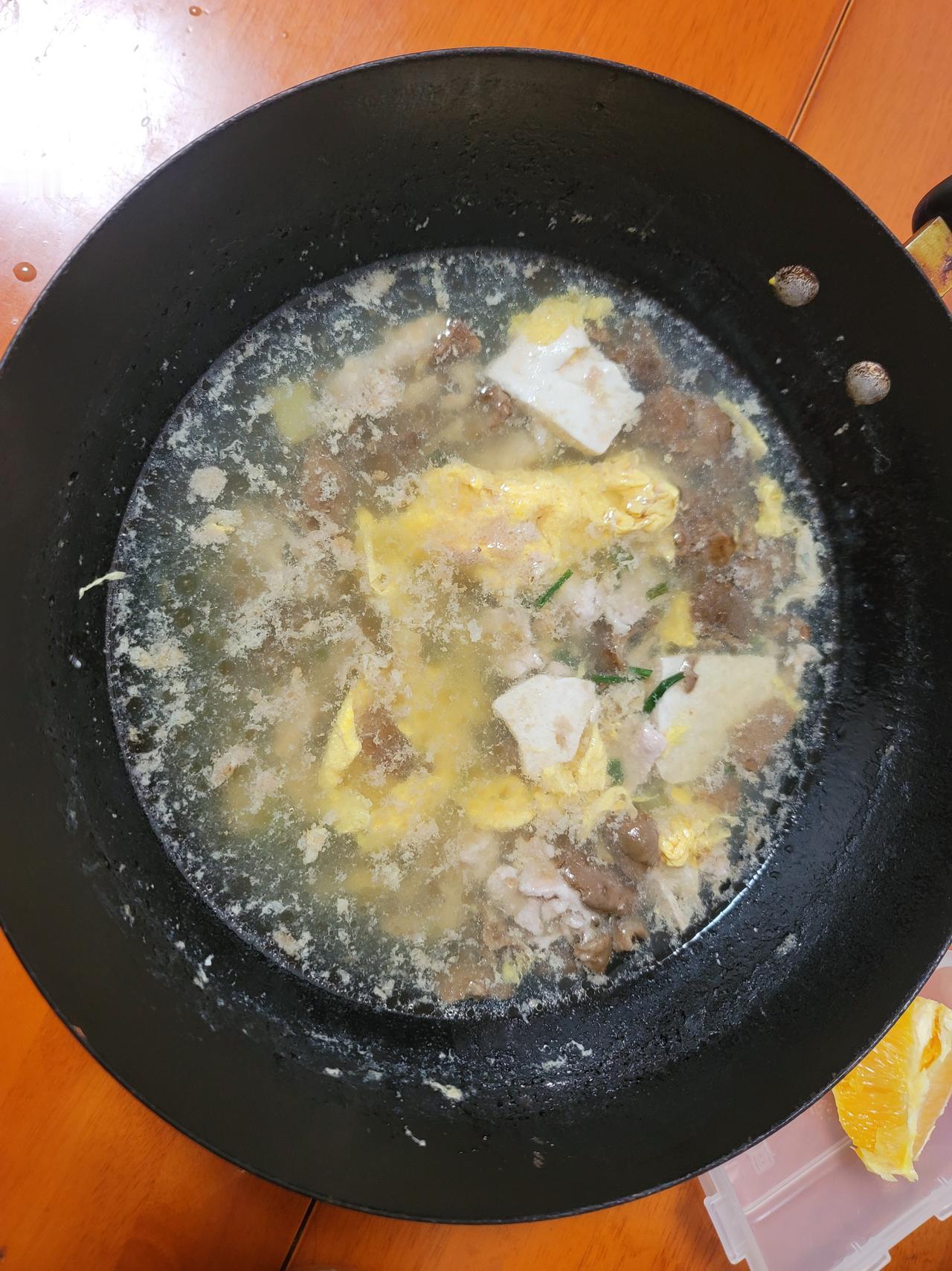 前几日，家人从老家带来一些松菇，中午做了一道家乡传统美味——松菇肉片汤。
外地人