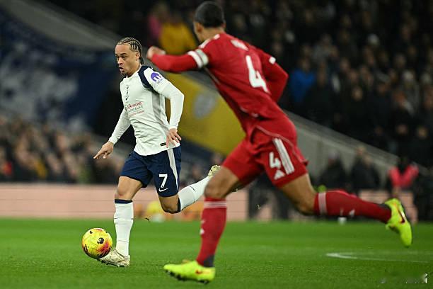 热刺vs利物浦 我一直都非常讨厌西蒙斯这个球员。还有一些热刺球迷为他说好话，我告