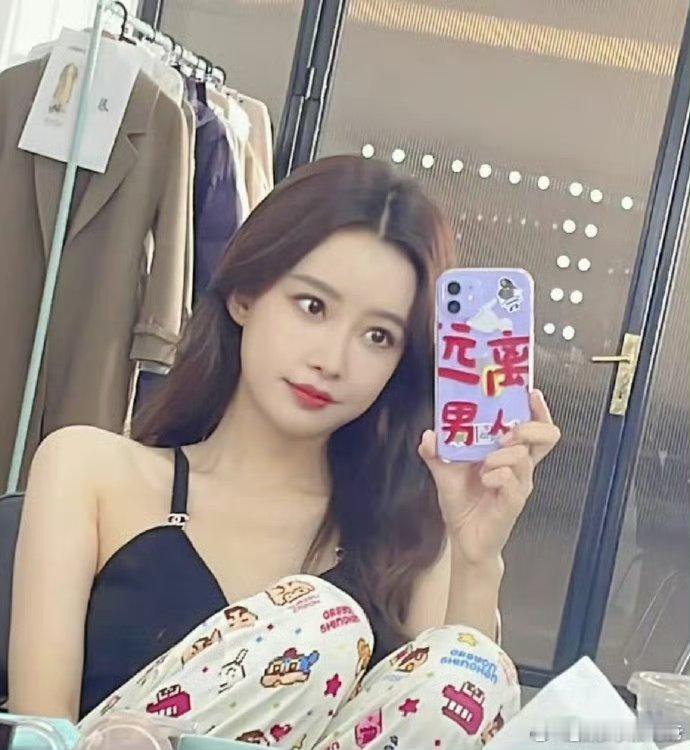 孙怡 这是我的朋友董子健孙怡之前还用远离男人的手机壳。。