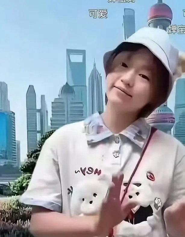 全红婵和陈芋汐的最近照片，全红婵在上海玩，被粉丝偶遇，陈芋汐自己晒出写真照片。当