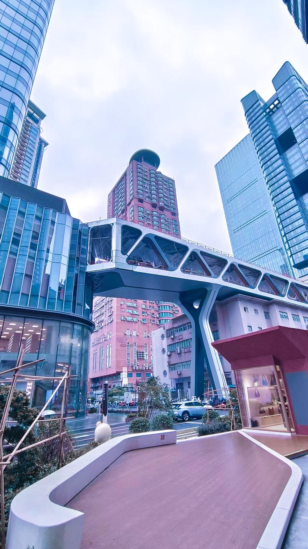 听说南京的这儿又叫“香港小中环”；听讲红箭头所指的这栋大楼连快递小哥都害怕！（如