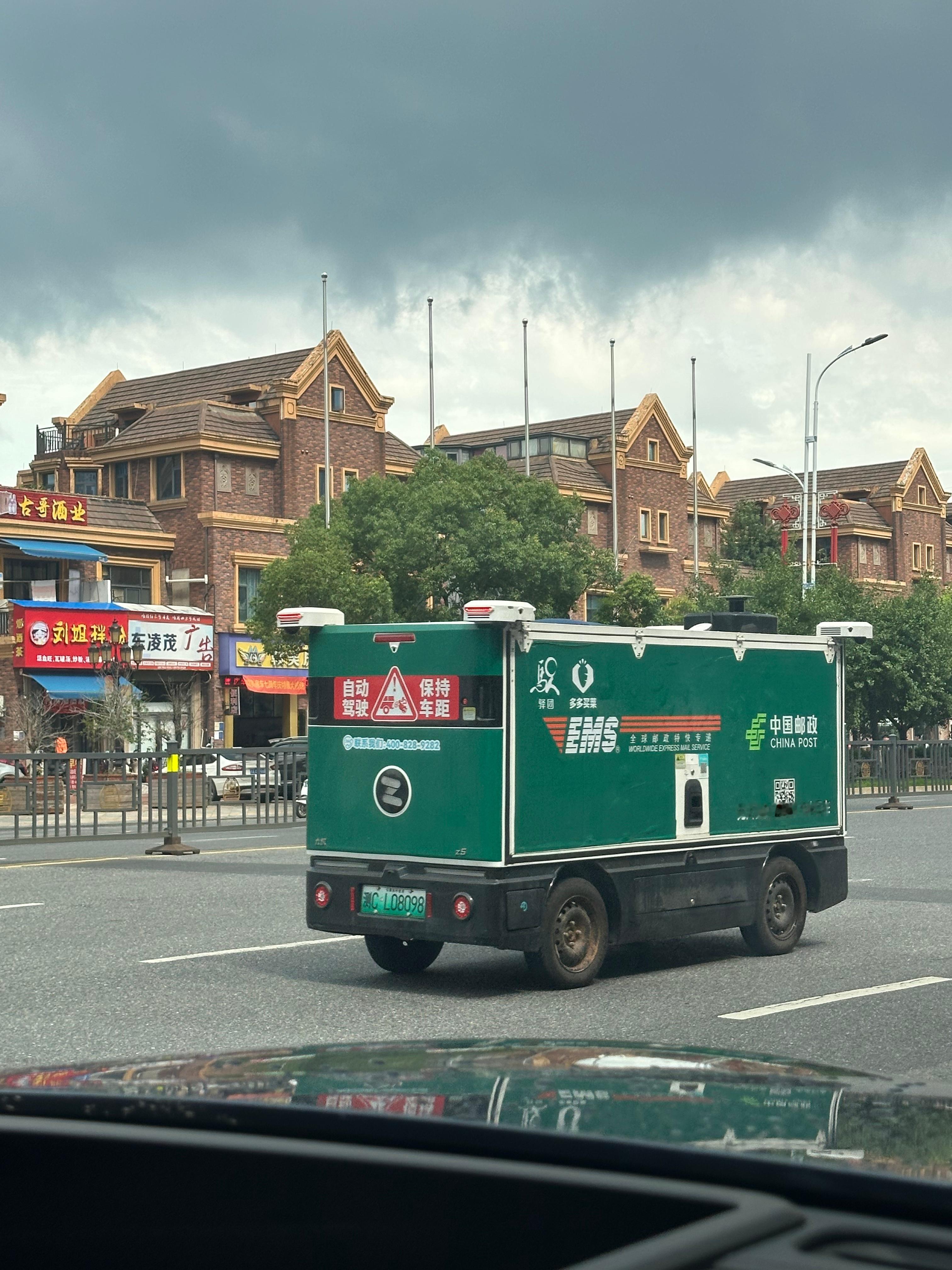 时代在发展，科技在创新 比如我现在随便在南昌大马路上见到一辆自己会干活运输的邮政