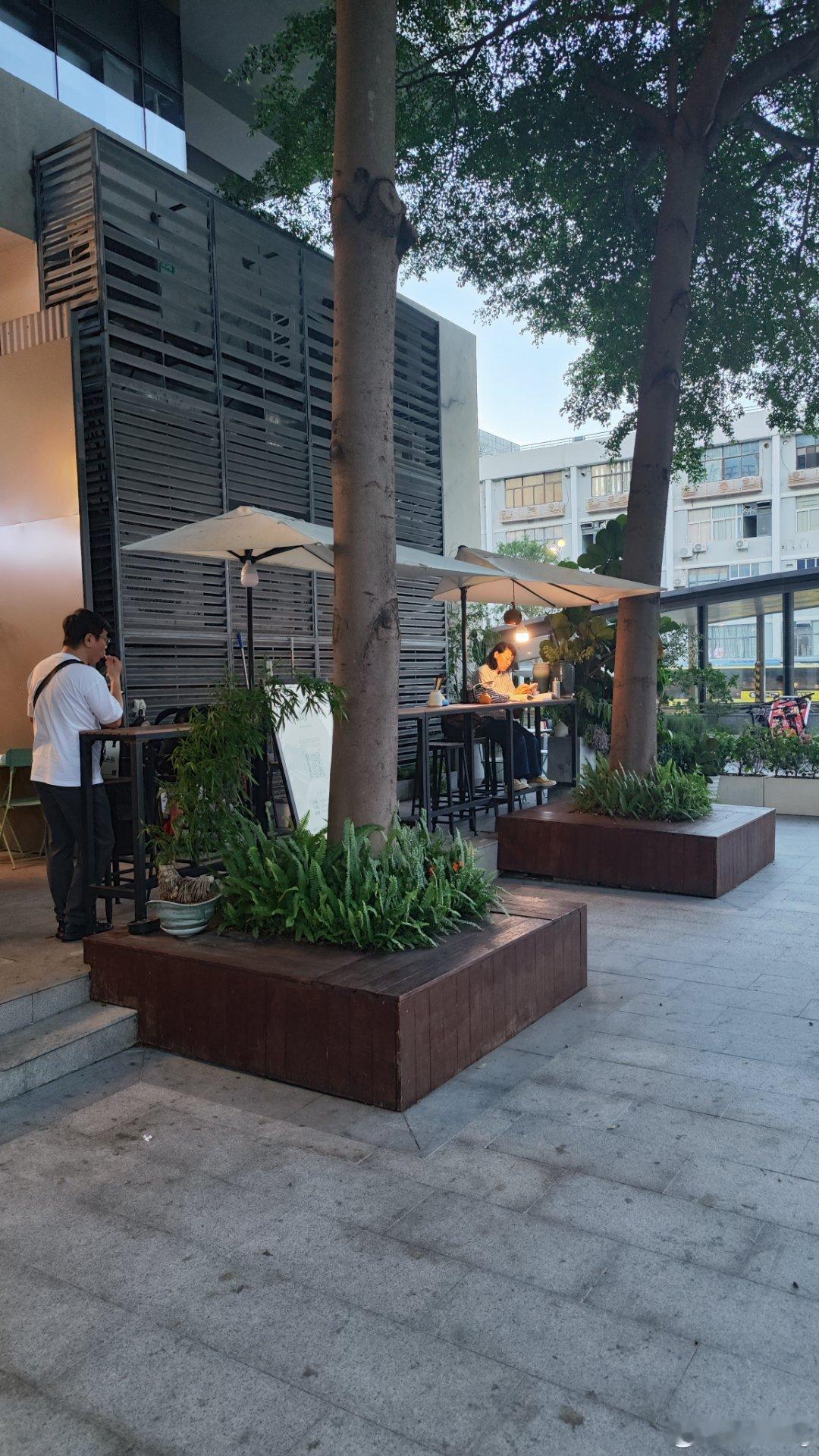 楼下的家庭料理店，口味不错，旁边大姐还在翻看着厚厚的资料，心生惭愧太久没摸书了