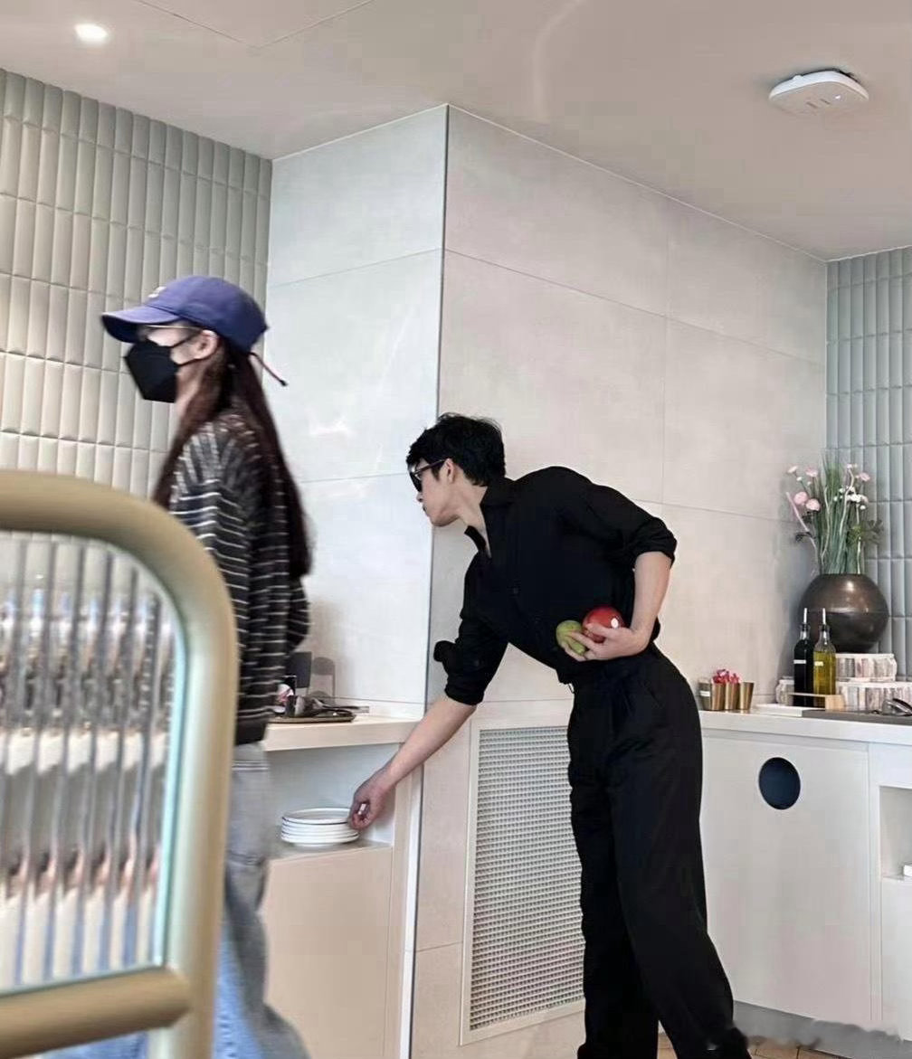 井柏然和刘雯这俩简直就是行走的衣服架子啊 ​​​