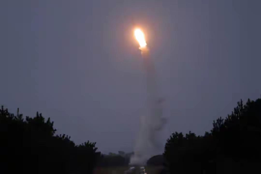 一颗导弹从半岛砸向日本海，朝方出手，高市早苗真就四面受敌