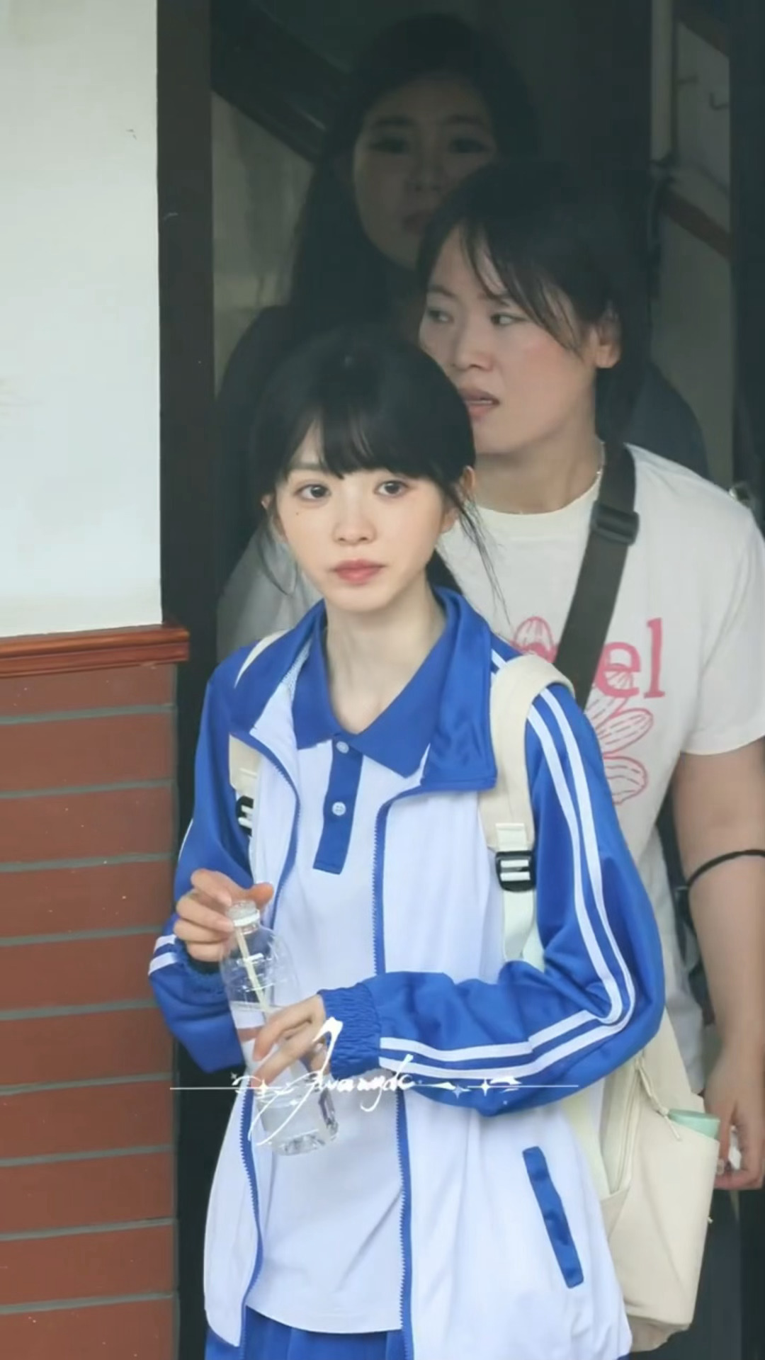 我们薇薇鹰眼启动在线抓代拍…哈哈哈像给家长告状的小孩🙊就那么领着工作人员来抓人