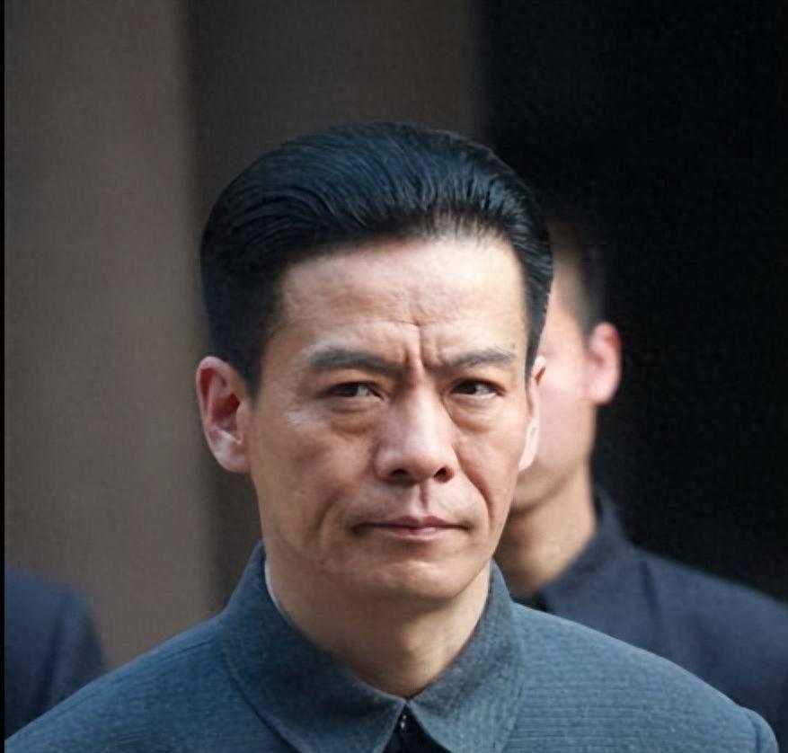 在长达三十多年的光景里，他把各种心狠手辣的反派刻进了骨血，哪怕是在屏幕里随意一个