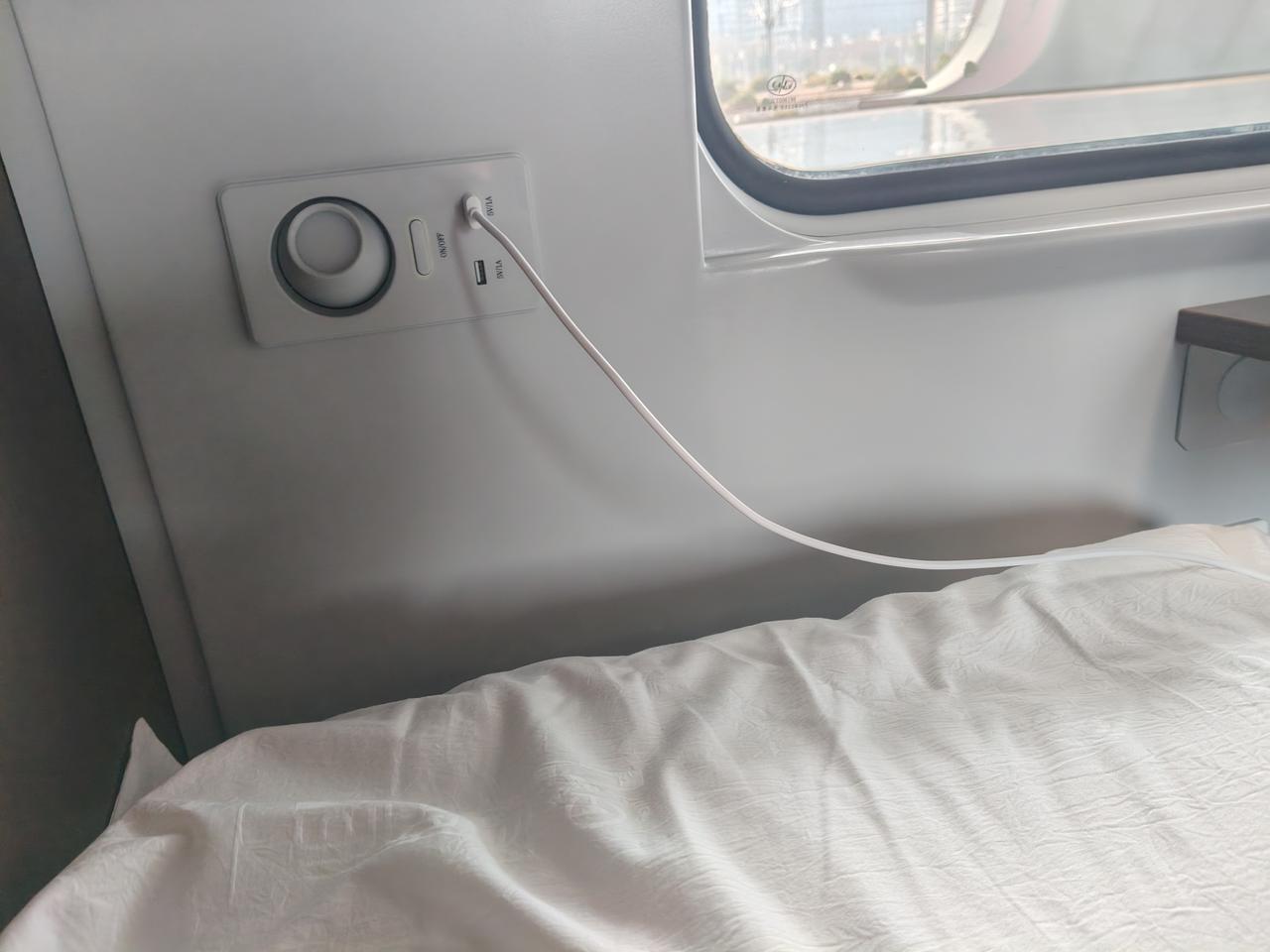 动车果然比绿皮火车好啊。干净整洁。最绝的是上中下三层铺都有充电的地儿。
本来不抱