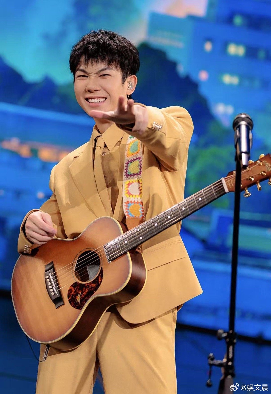 白举纲怎么变嫩了白举纲状态好到犯规！央视元宵晚会舞台清爽亮眼，与陆虎胡夏同框超养