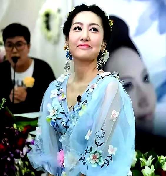 35岁查出胃癌晚期，张希没在病床上硬扛，反倒穿着婚纱给自己办了场告别仪式，这事儿