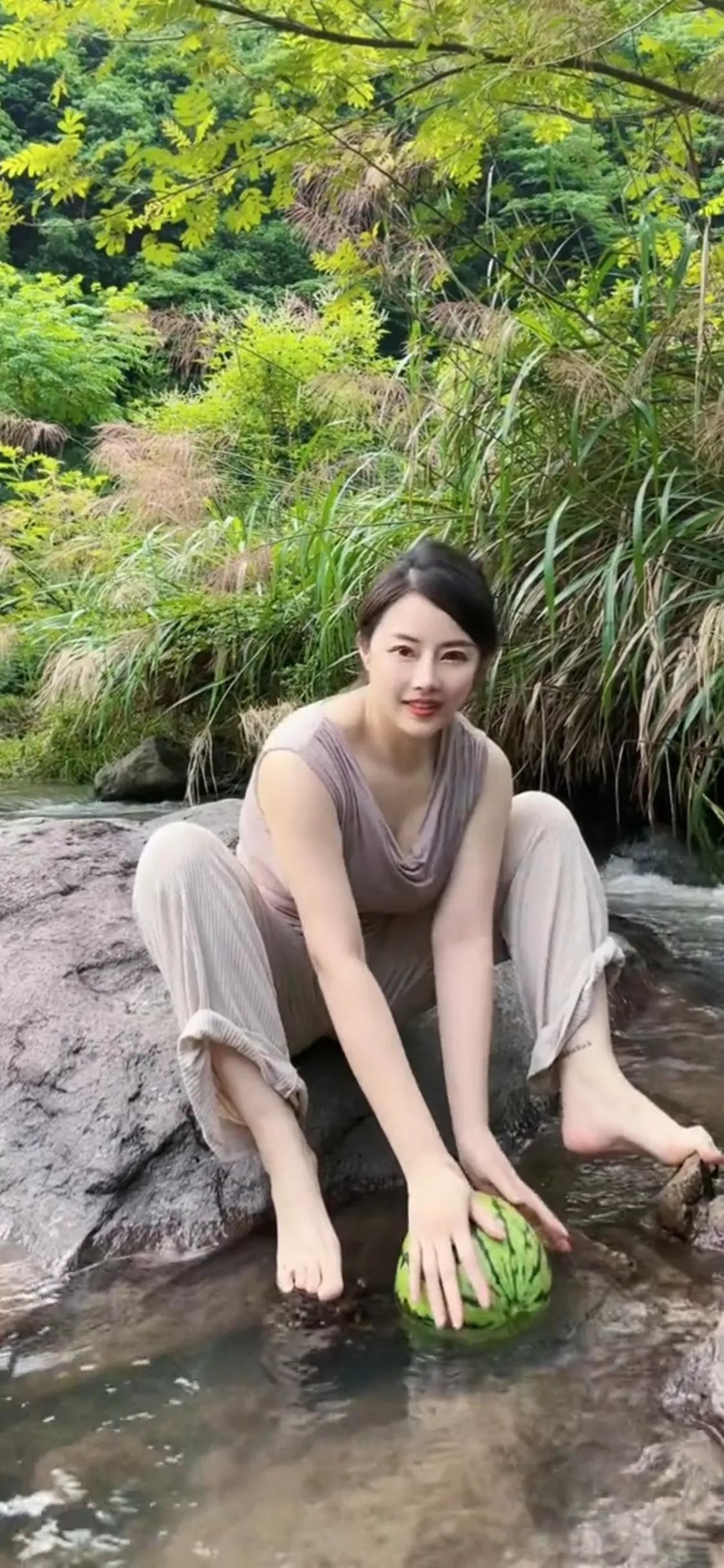经历了一些事，我开始不像以前那样掏心掏肺了，也变得安静了，看清了也就看轻了。

