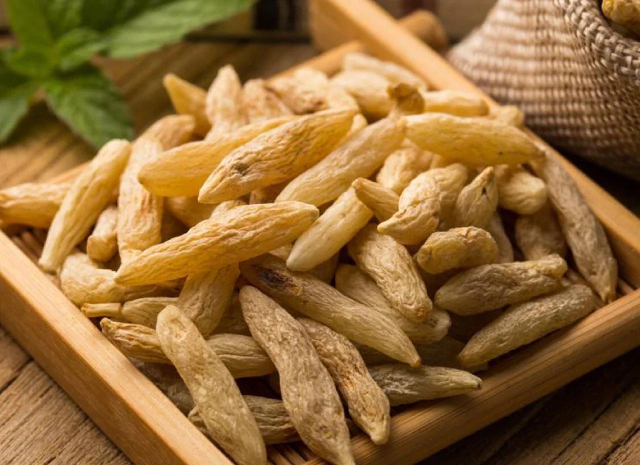 腰膝酸软伴随手脚心热、夜间盗汗，往往是肾阴虚发出的警示。除了利用麦冬与生地煮水滋