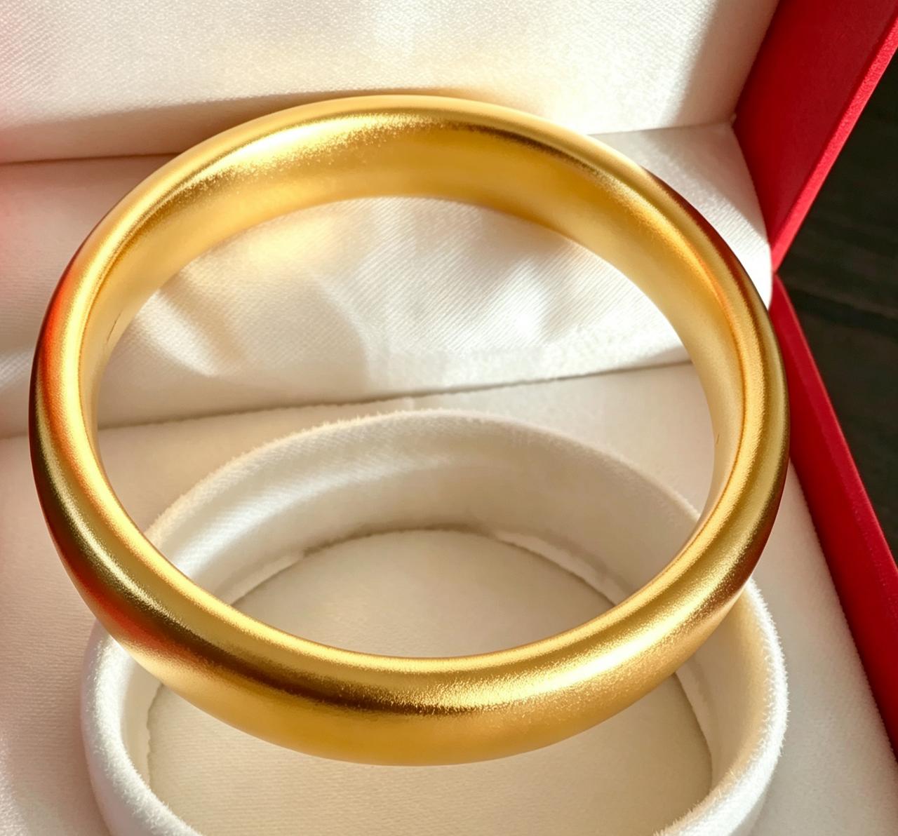 一吵架就刷老公卡买大金镯子喝着奶茶从金店出来那会儿，我闺蜜手腕上已经多了一抹亮晃