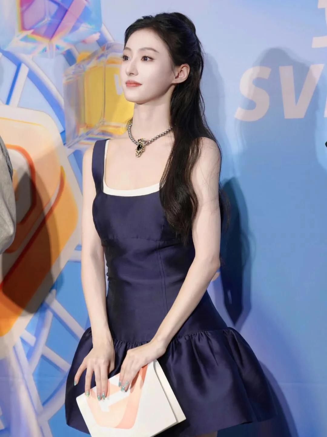 最美女神胡连馨，越来越美了，简直美的不可方物。