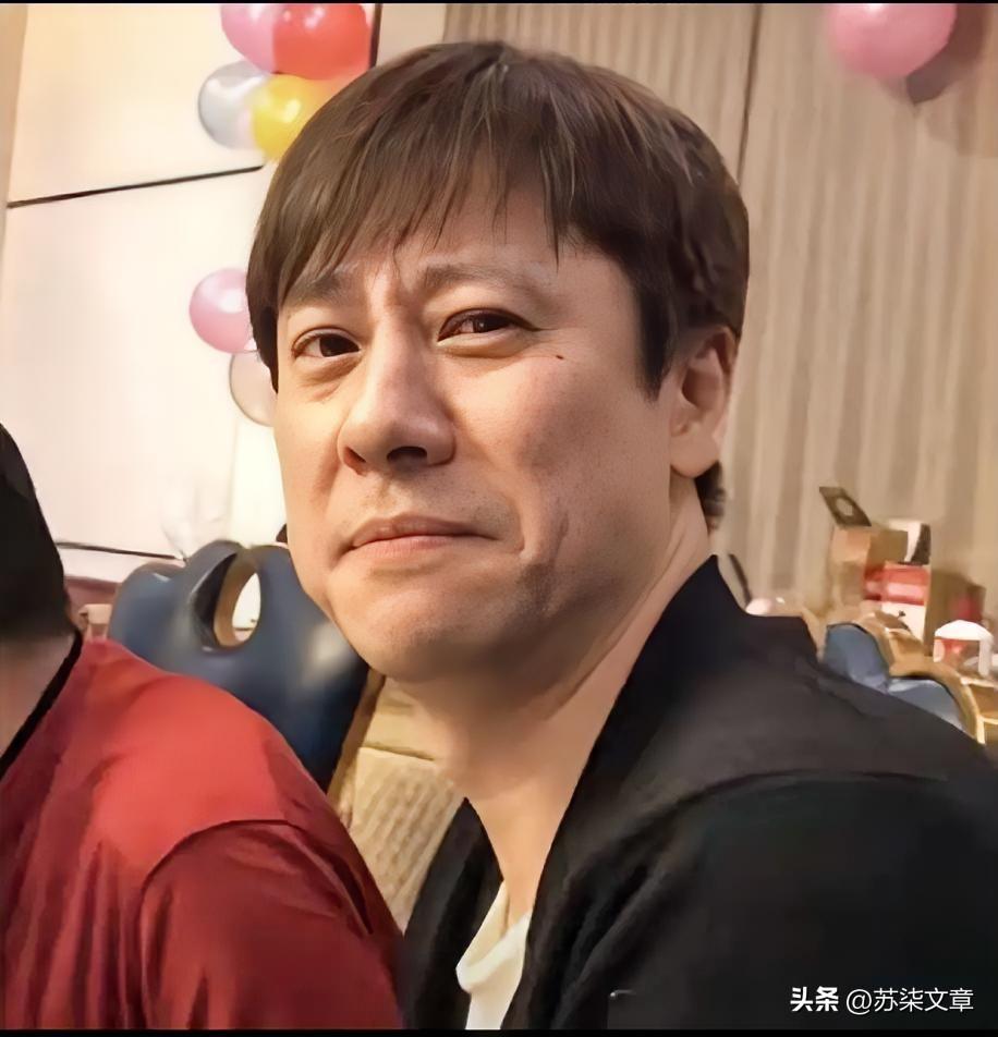 解晓东在蚌埠住普通房子，不是落魄躲清静，也没靠直播卖惨还债。
他去年还了2800