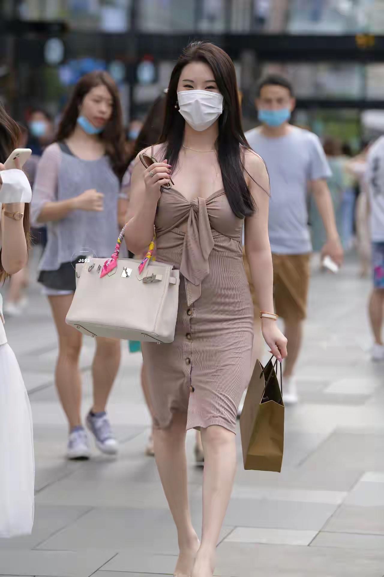 街拍灰色长裙搭配