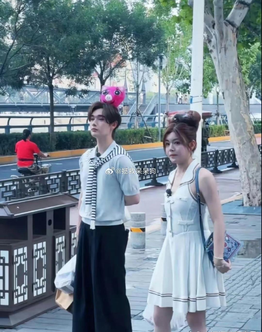 看着再年轻毕竟也是四十多岁的人了，再穿这种少女服装嫩确实是不好看了！
毕竟生过孩