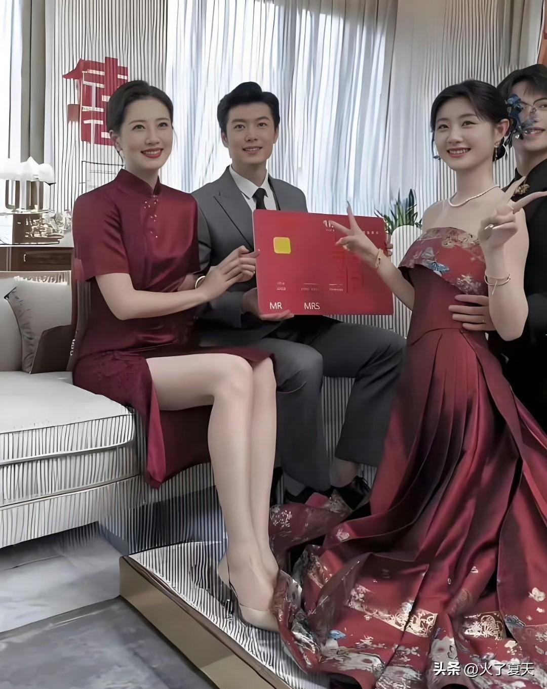 婚礼当天，婆婆一出场瞬间惊艳全场，气质仪态、穿搭气场直接拉满，宾客目光全被吸引。